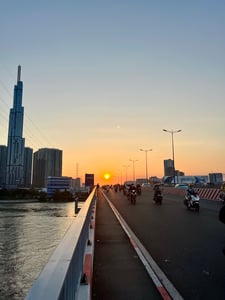 Mặt trời trứng muối trên cầu Sài Gòn