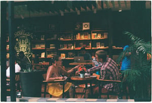 Trò chuyện bên ly cà phê