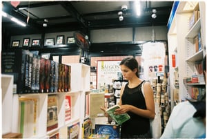 Du khách nước ngoài đang chọn sách