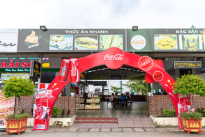 Quán ăn được tài trợ cổng chào Coca-Cola