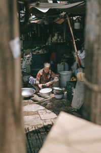 Rửa chén giữa chợ trưa