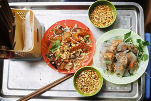Bánh bột lọc và nộm đu đủ khô bò Hà Nội
