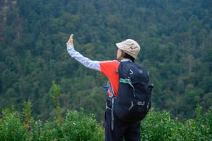 Cô gái chụp hình selfie khi đi du lịch