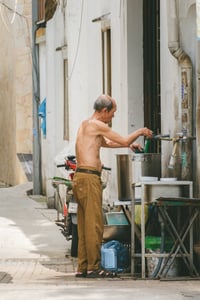 Người đàn ông rửa nồi phở