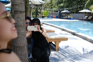 Paparazzi theo dõi người nổi tiếng