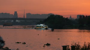 Saigon Waterbus trên sông Sài Gòn lúc bình minh