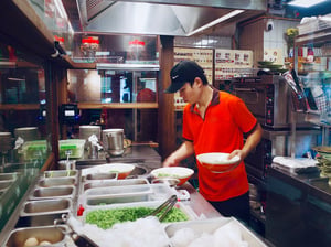 Đầu bếp trong quán phở