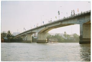 Một cây cầu bắc qua sông Cần Thơ
