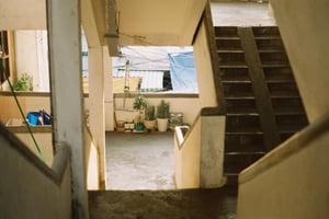 Cầu thang trong khu chung cư cũ