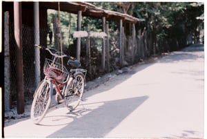 Chiếc xe đạp trên đường quê