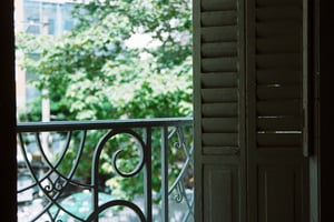 Bên khung cửa sổ