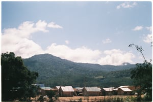Ngôi làng nhỏ dưới chân núi