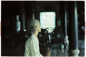 Người bà trong ngôi nhà cổ