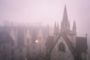 Lâu đài phong cách Pháp trên Bà Nà Hill trong sương mù