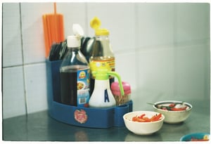 Quầy đũa và gia vị trong quán ăn bình dân