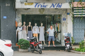 Ma-nơ-canh trước 1 shop thời trang