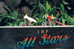 Một cặp vẹt đang biểu diễn tại Jurong Bird Park