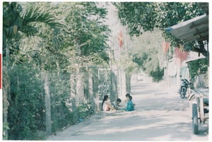 Các em bé chơi đùa trước cửa nhà