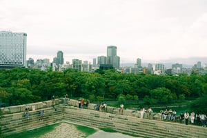 Du khách tham quan Lâu đài Osaka