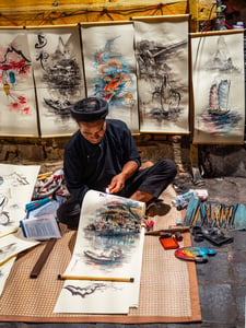 Ông đồ vẽ tranh tại Hội An