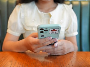 Cô gái đang xem điện thoại