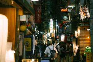 Khu phố sầm uất về đêm ở Osaka