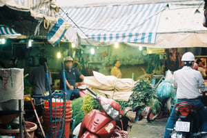 Xe chở hoa tươi vào chợ