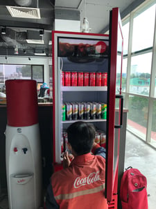 Nhân viên Coca Cola đang điều chỉnh tủ mát trưng bày