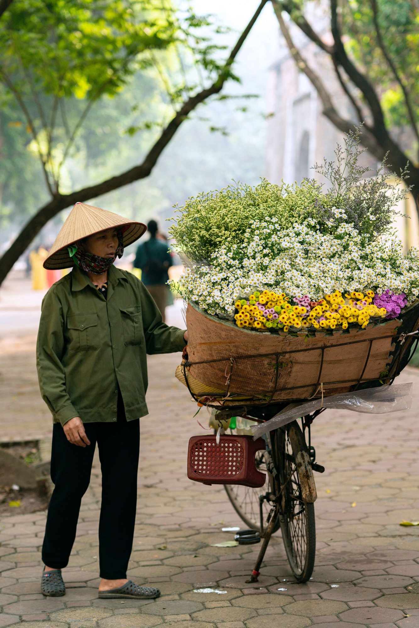 Chiếc xe đạp chờ đầy những đóa hoa tươi