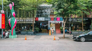 Khu thương mại trên đường Nguyễn Huệ