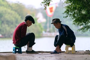 Đánh cờ bên bờ Hồ Gươm