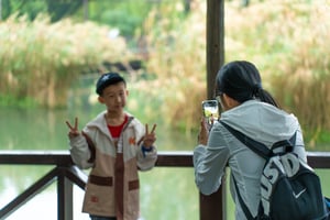 Mẹ chụp ảnh cho con