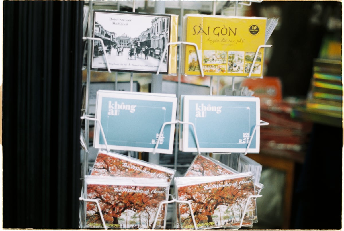 Quầy postcard Sài Gòn trong nhà sách