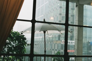 Mưa bên phố