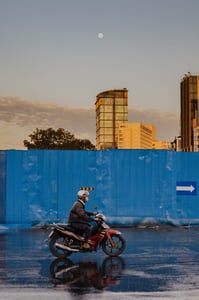 Chạy xe trên phố trong một buổi chiều