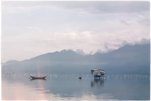 Ngư dân đang đánh bắt cá trên sông