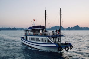 Con thuyền trên Vịnh Hạ Long