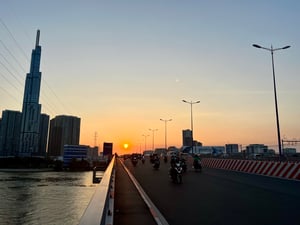 Mặt trời trứng muối trên cầu Sài Gòn