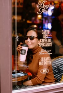 Cô gái thời trang phong cách trong quán cafe