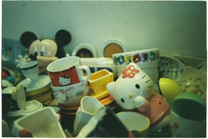 Một quầy đồ gốm nhiều sắc màu