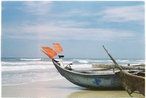 Con tàu nghỉ ngơi trên bờ cát