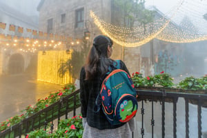 Cô gái tham quan kiến trúc Châu Âu ở Bà Nà Hill