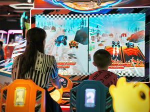 Hai mẹ con đang chơi game đua xe