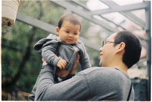 Khoảnh khắc hạnh phúc của người cha và em bé