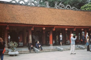 Du khách tham quan Văn Miếu – Quốc Tử Giám
