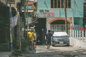 Trẻ con trong xóm hẻm