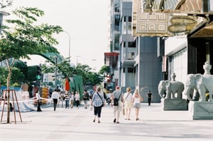 Du khách đi dạo trên phố đi bộ Nguyễn Huệ vào buổi chiều