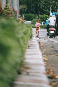 Cô bé bán vé số
