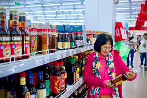 Người phụ nữ mua nước mắm trong siêu thị