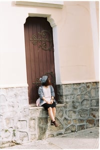 Cô gái ngồi bên cửa sổ
